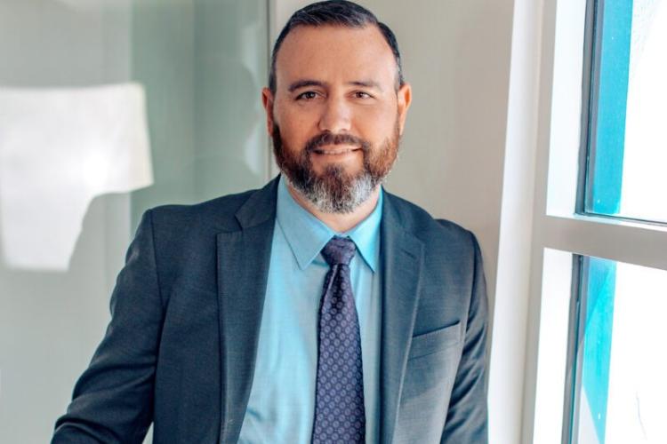 Who do you contact to?