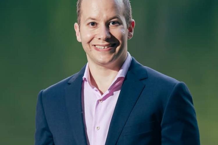 Who do you contact to?